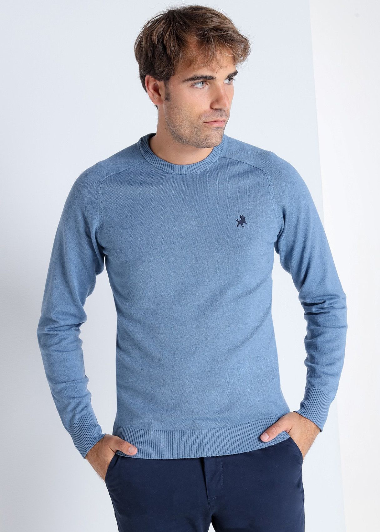 jersey-basico-de-punto-con-cuello-caja-bordado-toro (6)