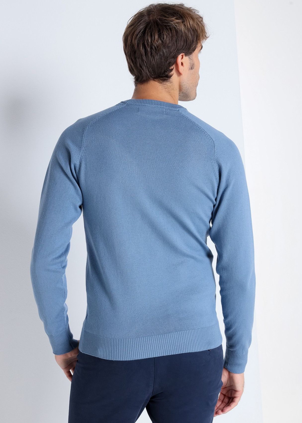 jersey-basico-de-punto-con-cuello-caja-bordado-toro (7)